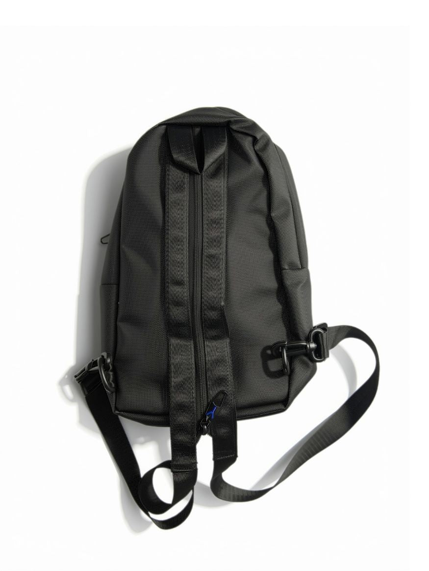 Back view of Arctic Hunter black sling bag showing zip-convertible backpack strap and reversible D-rings